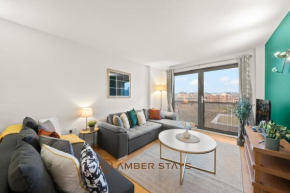 Modern 2 Bed Apartment in Greenwich, Perfect for Business & Contractors with Free Parking
